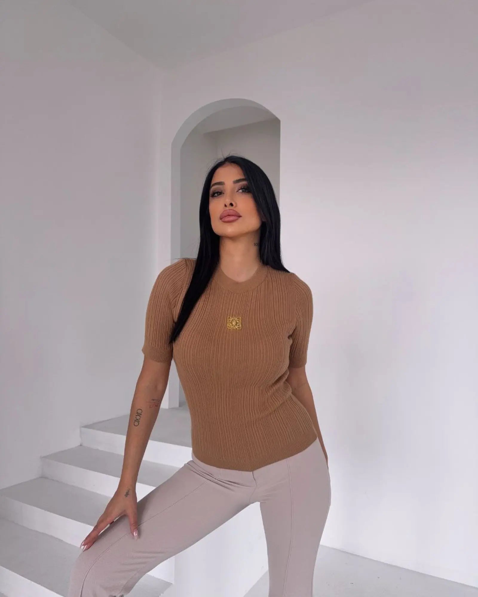 Дамска бежова блуза с къс ръкав и златна апликация - 3147