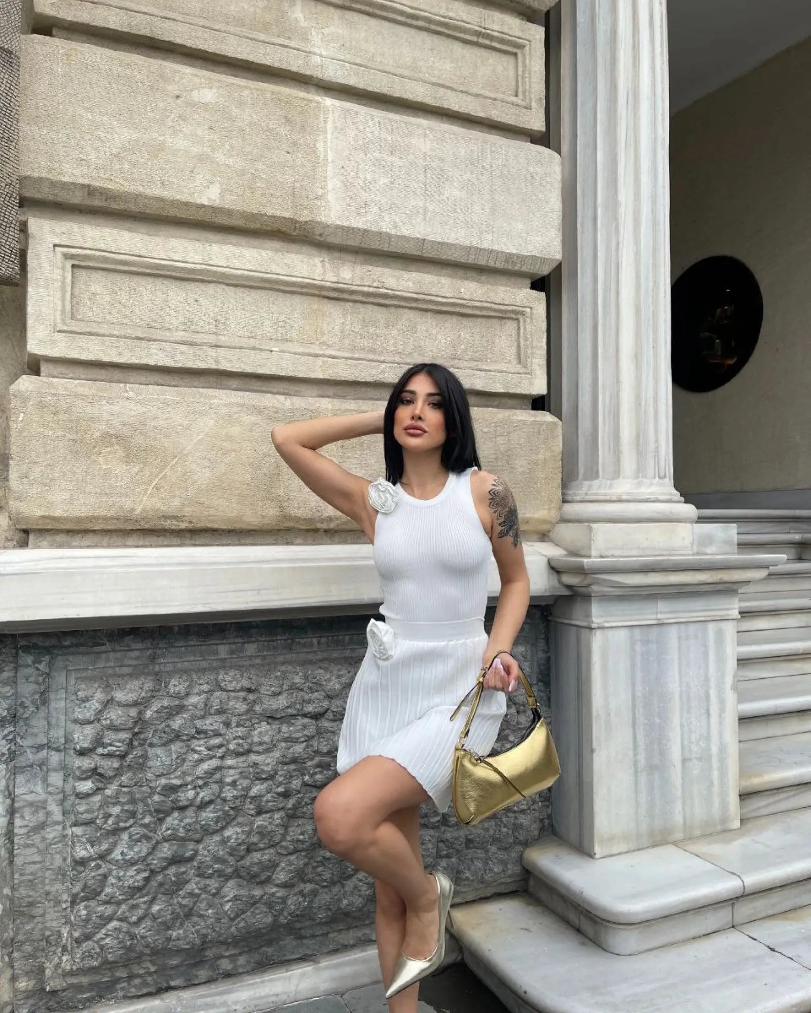 Елегантен дамски комплект с декорация роза в бяло - 3119