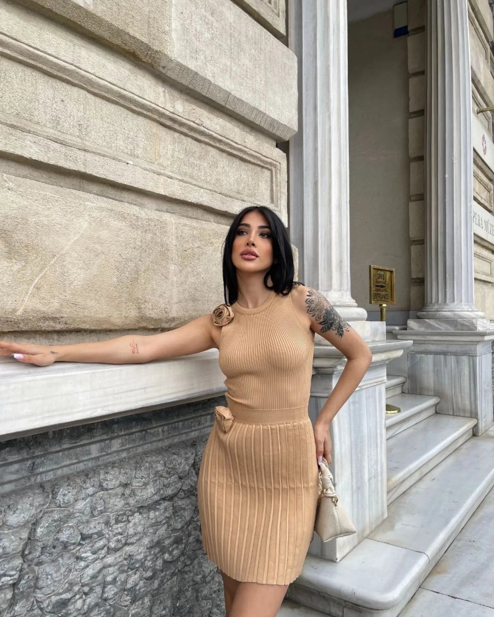 Елегантен дамски комплект с декорация роза в бежово - 3119