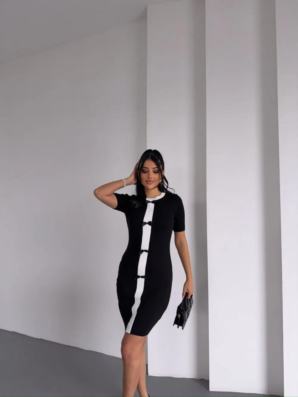 Стилна черно-бяла рокля - 3582